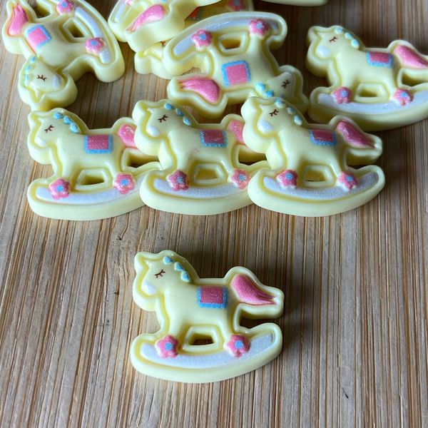 Aplique Resina Cavalo de Balanço Amarelo 22mm - 10 Unidades