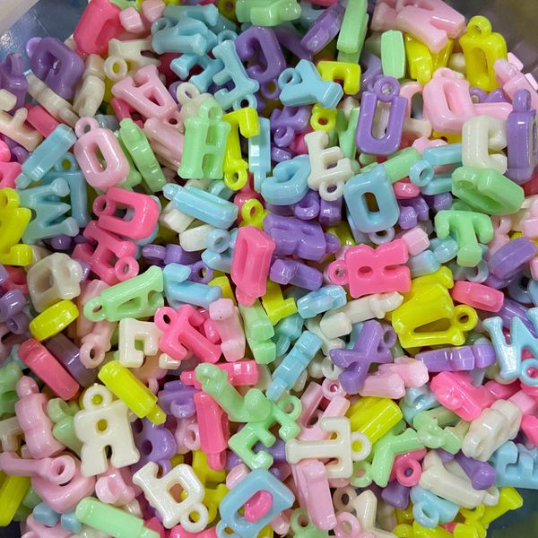 Pingente letras colorido sortida 30g - 110Unidade