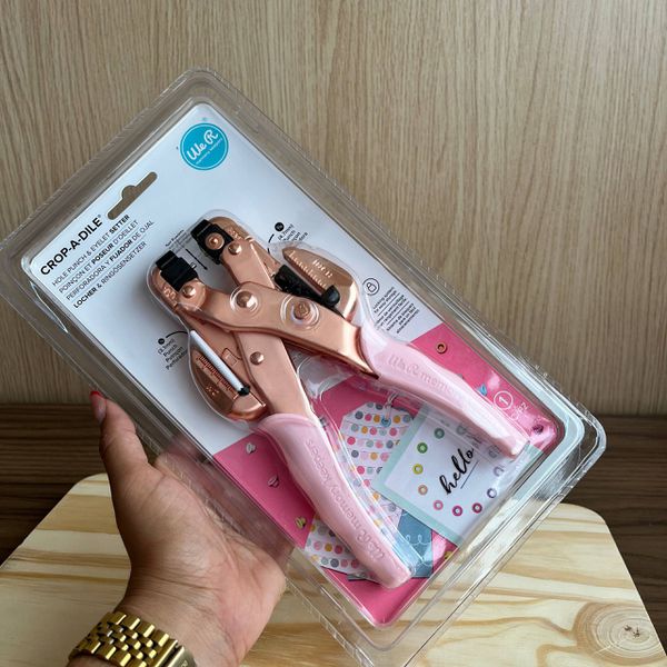 Aplicador de Ilhós Crop-A-Dile (We R Memory Keepers) - Edição Rosê