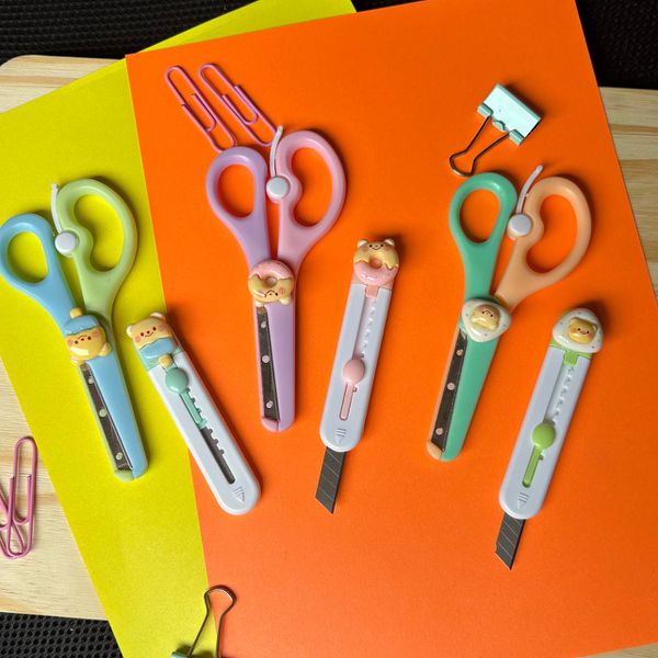 Kit Papelaria 2 Peças – Tesoura + Estilete Retrátil