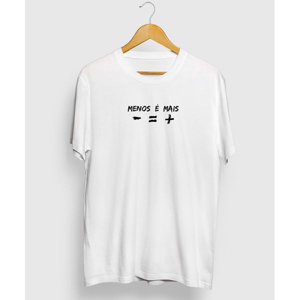 Camiseta Frase Estampada Menos É Mais