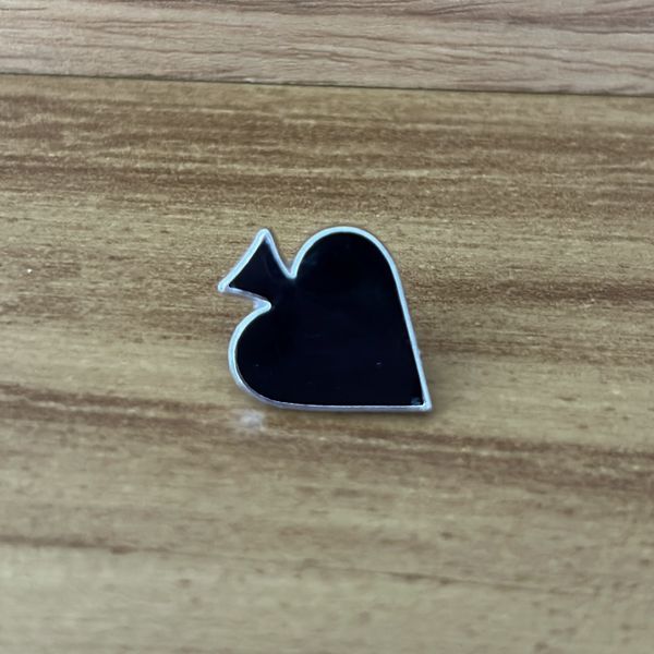 Aplique de Metal Broche para Chapéu Modelo Espadas Baralho