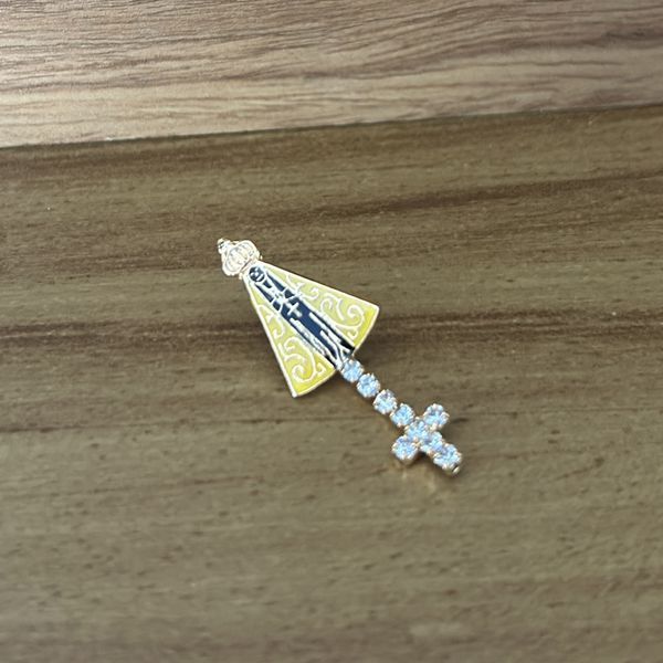 Aplique de Metal Broche para Chapéu Modelo Nossa Senhora Amarela