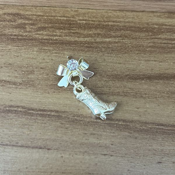 Aplique de Metal Broche para Chapéu Modelo Pingente Botinha Dourada