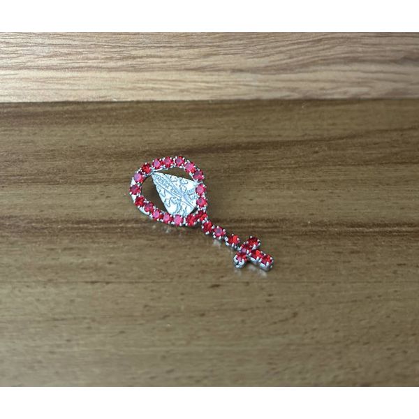 Aplique de Metal Broche para Chapéu Modelo Nossa Senhora Vermelho