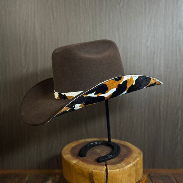 Chapéu Country Indomável Café Aba 10 Aveludado Unissex Bandinha e Detalhes Lateral de Couro Vaca Mesclado