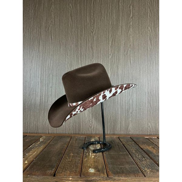 Chapéu Country Indomável Café Aba 10 Aveludado Unissex Bandinha e Detalhes Lateral de Couro Vaca Café