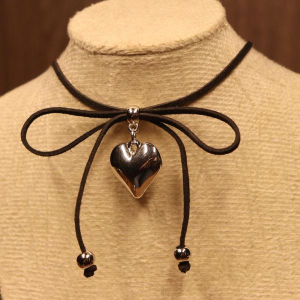 Choker de Coração Prata Camurça Preta 