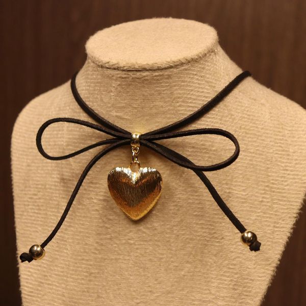 Choker de Coração Dourado Camurça Preta 