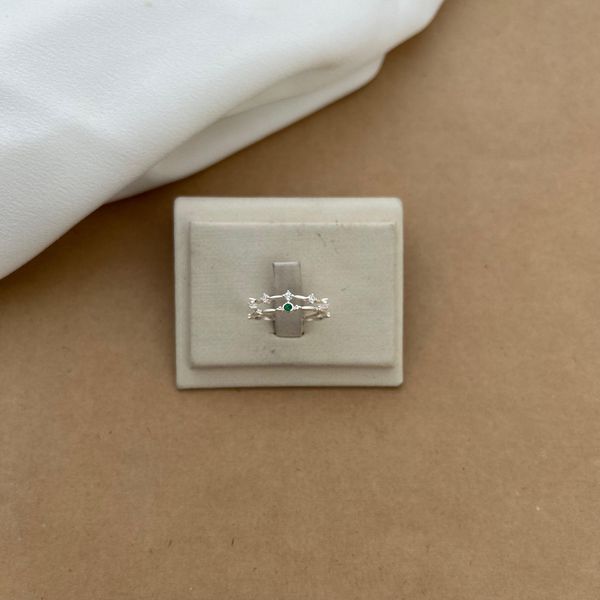 ANEL 2 AROS: 1 COM 5 ZIRCÔNIAS NA COR CRISTAL E OUTRO COM 1 ZIRCÔNIA NA COR ESMERALDA