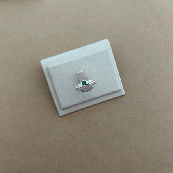 ANEL COM ZIRCÔNIA ESMERALDA 4MM GARRAS ALTA LATERAL NAVETE MINI ZIRCÔNIA