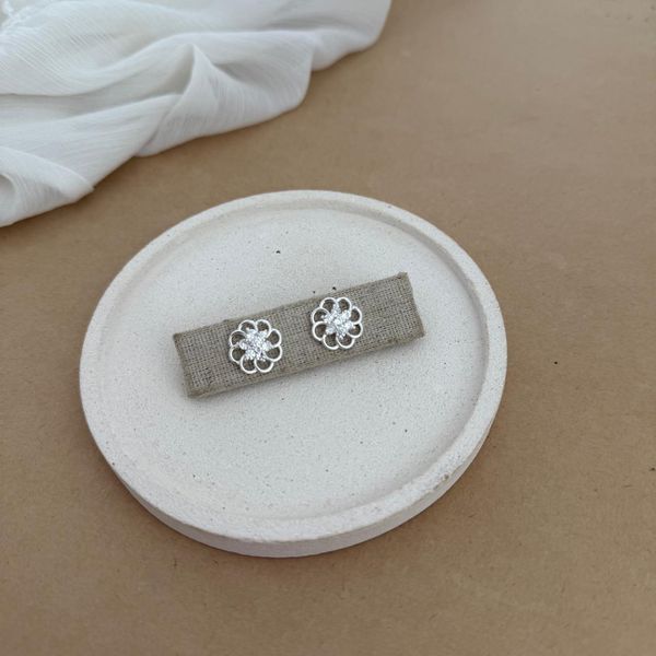 BRINCO FLOR PÉTALAS VAZADAS E MIOLO COM FLOR CRAVEJADA ZIRC CRISTAL DE TARRAXA