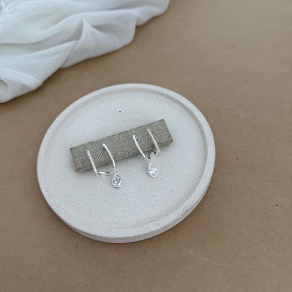 BRINCO U UM LADO CRAVEJADO E OUTRO COM ZIRC GOTA CRISTAL PENDURADA DE TARRAXA