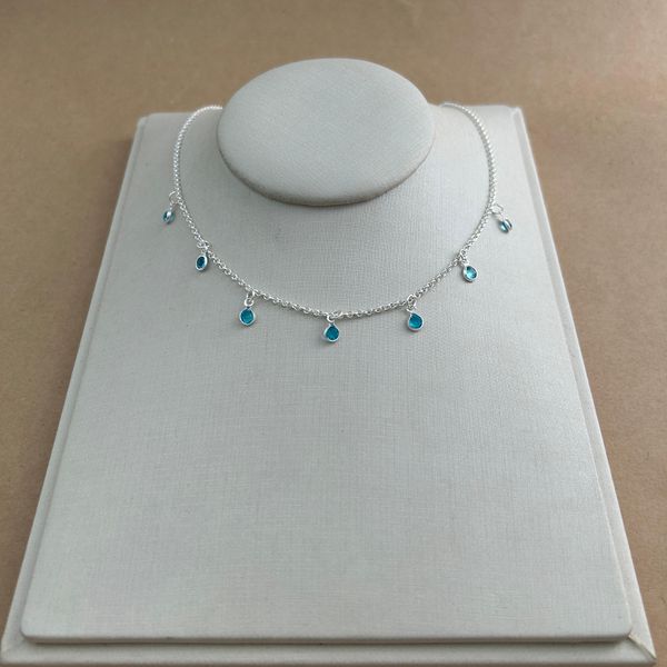 CHOKER COM 7 ZIRCÔNIAS REDONDAS AZUIS CLARO PENDURADAS ELO PORTUGUES