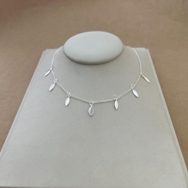 CHOKER COM FOLHAS 1 ZIRCÔNIA E CRISTAL 6 PRATA CLARA ELOS 35CM + 5CM EXTENSOR