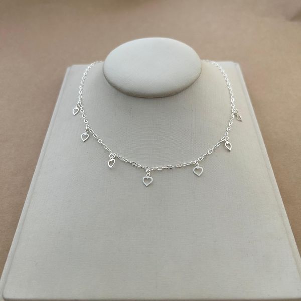 CHOKER COM 7 CORAÇÕES PEQUENOS VAZADOS PENDURADOS ELOS ALONGADOS