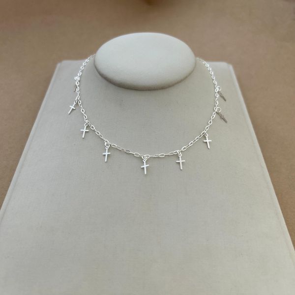 CHOKER COM 9 CRUZ PEQUENA LISA PENDURADA ELOS ALONGADOS EXTENSOR