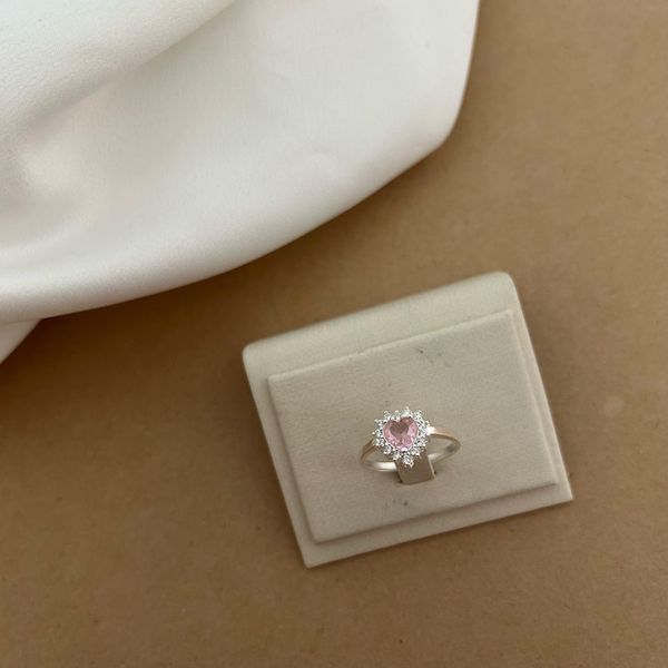 ANEL CORAÇÃO ZIRCÔNIA ROSA E MINI ZIRCÔNIAS NAS LATERAL GALERIA VAZADA