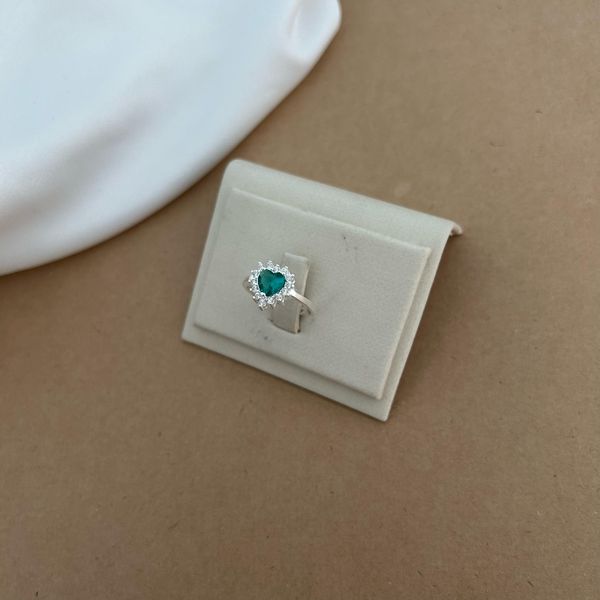 ANEL CORAÇÃO ZIRCÔNIA VERDE COM MINI ZIRCÔNIAS NA LATERAL GALERIA VAZADA