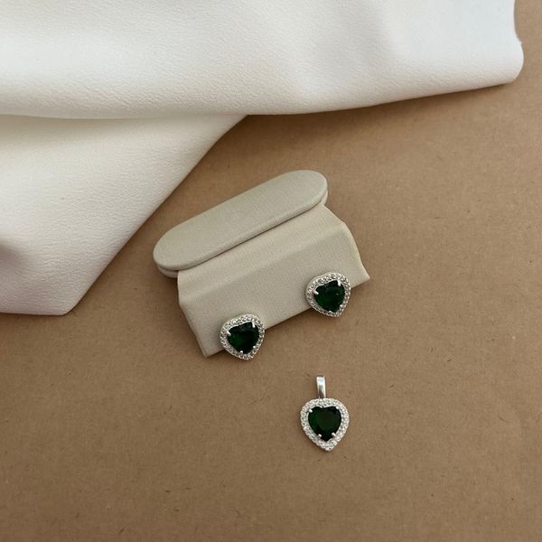 BRINCO E PINGENTE CORAÇÃO ZIRCÔNIA ESMERALDA BORDA CRAVEJADA