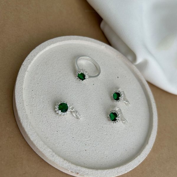 CONJUNTO BRINCO,ANEL E PINGENTE ZIRCÔNIA REDONDA ESMERALDA E CRISTAL