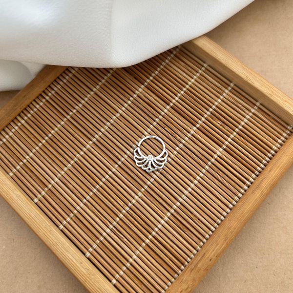 PIERCING ARGOLINHA COM FLOR DE PÉTALAS VAZADAS E 1 PONTO DE LUZ