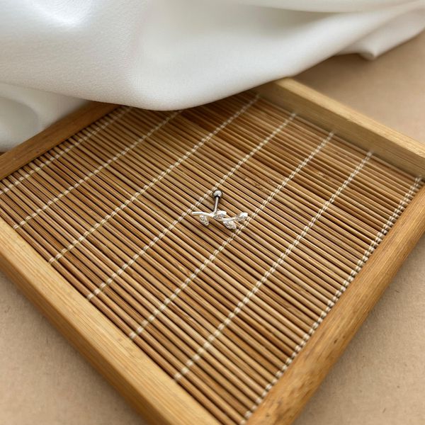 PIERCING TRAGUS GALHO 4 FOLHAS CRAVEJADAS