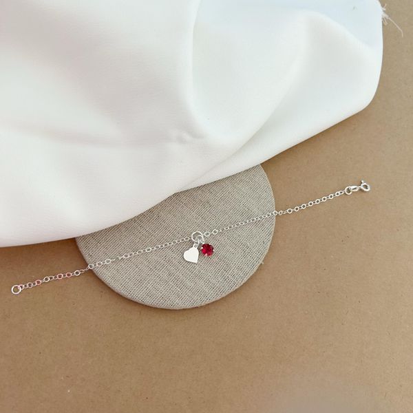 PULSEIRA ELOS ARRENDONDADOS COM 1 ZIRCÔNIA RUBI 1 CORAÇÃO LISO PENDURADOS