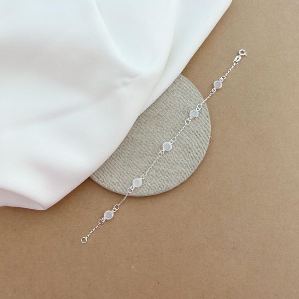 PULSEIRA COM 5 ZIRCÔNIAS LEITOSA BORDA ARGOLINHA CARTIER