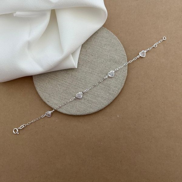 PULSEIRA COM 4 CORAÇÕES BORDA ARGOLINHA ELOS ALONGADO