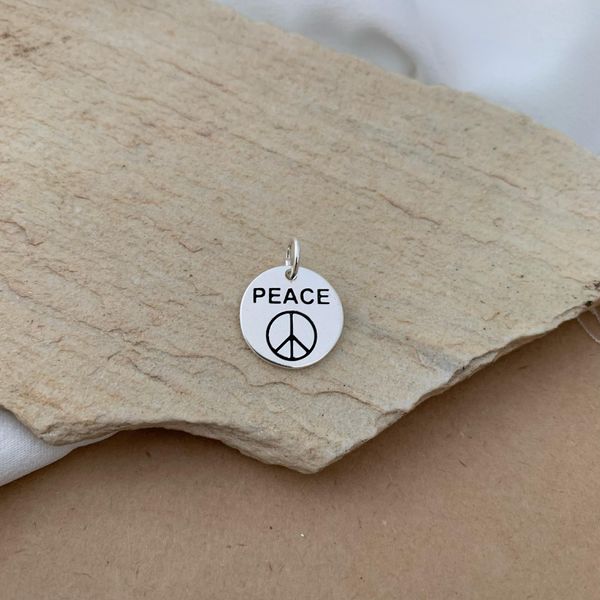 PINGENTE PLACA REDONDA PEQUENA ESCRITO PEACE E SÍMBOLO DA PAZ
