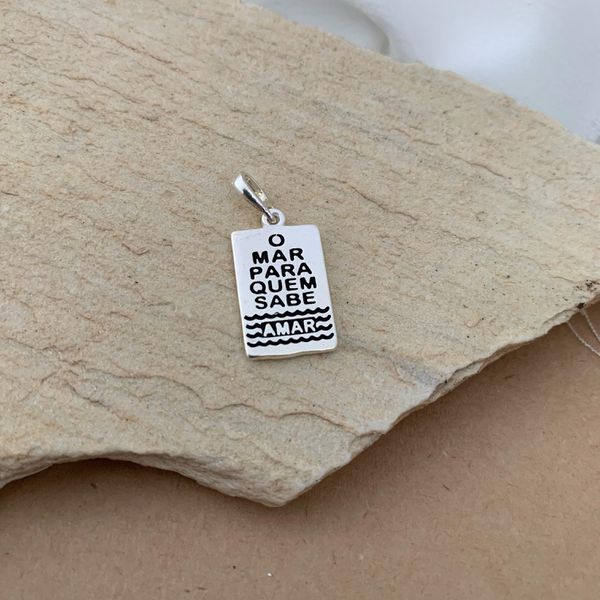 PINGENTE PLACA RETANGULAR MÉDIA O MAR PARA QUEM SABE AMAR ENVELHECIDO