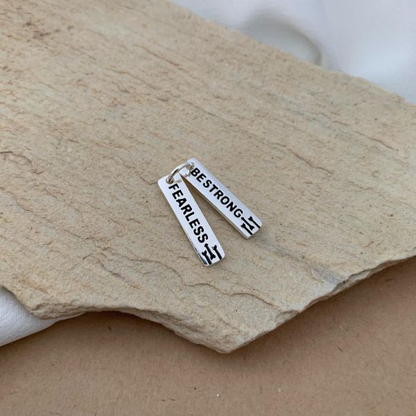 PINGENTE 2 PLACAS RETANGULARES BE STRONG E FERALESS ENVELHECIDO