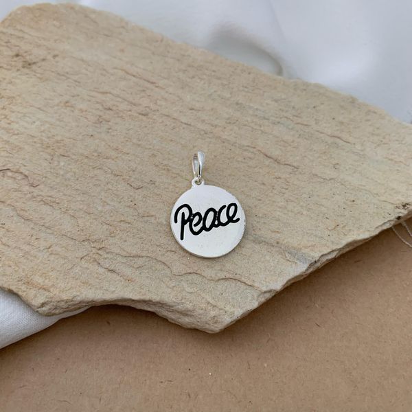 PINGENTE MEDALHA MÉDIA PEACE CURSIVA ENVELHECIDA