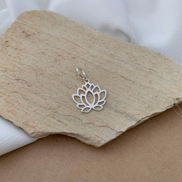PINGENTE FLOR DE LÓTUS MÉDIA VAZADA