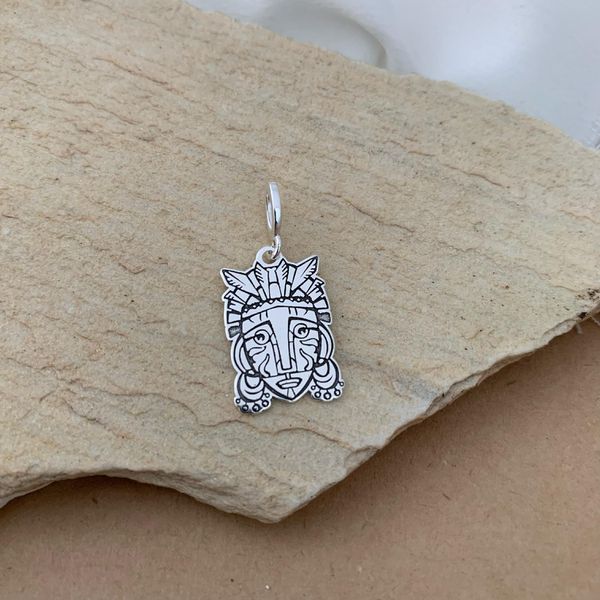 PINGENTE FACE DE ORIXÁ AFRICANO DETALHES A LASER