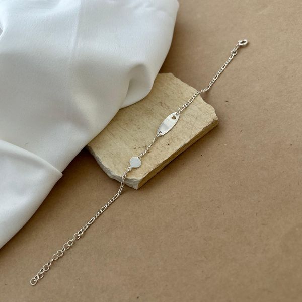 PULSEIRA INFANTIL PLAQUINHA NAVETE LISA COM CORAÇÃO VAZADO E 1 CORAÇÃO CHEIO CORRENTE 3x1