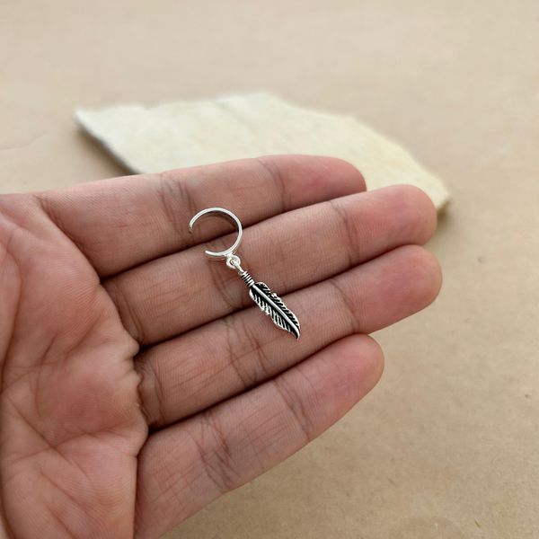 PIERCING FAKE DE ARGOLA LARGUINHA COM 1 PENA ENVELHECIDA PENDURADA