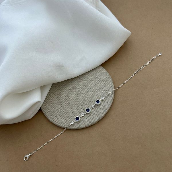 PULSEIRACOM ZIRCÔNIA REDONDA SAFIRA LATERAL CRAVEJADA