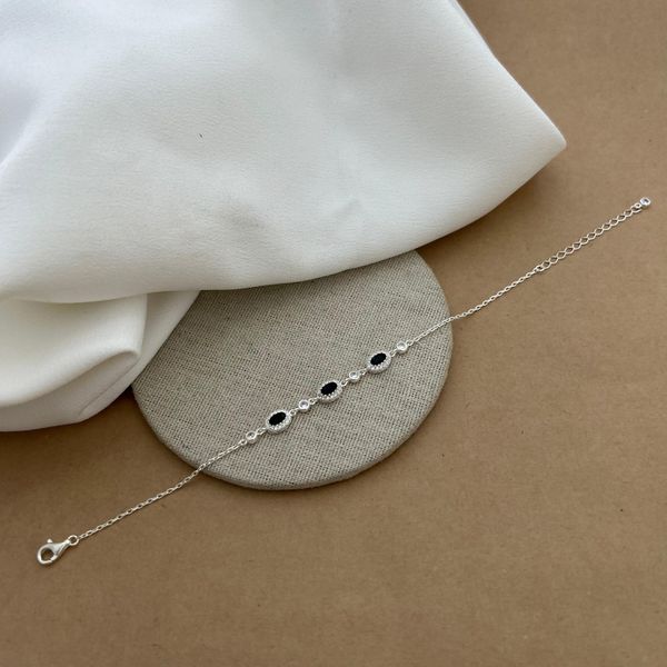 PULSEIRA COM 3 ZIRCÔNIAS OVAIS ÔNIXL LATERAL CRAVEJADA