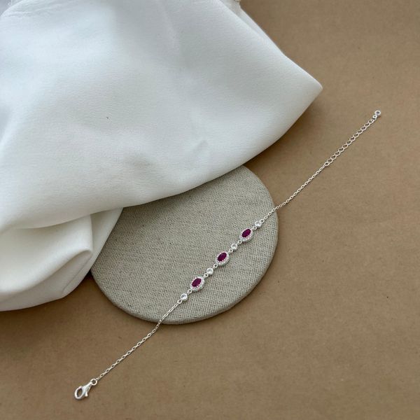 PULSEIRA COM 3 ZIRCÔNIAS OVAIS ROSA LATERAL CRAVEJADA