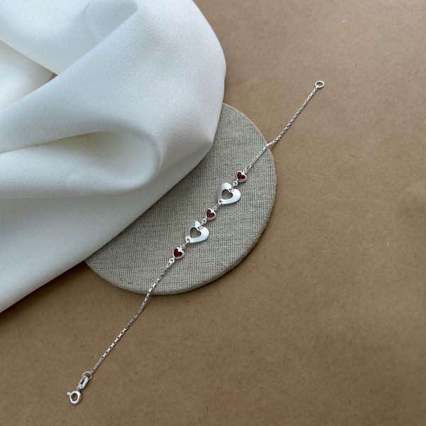PULSEIRA COM 2 CORAÇÕES LARGOS VAZADOS E 3 CORAÇÕES DE ZIRCÔNIA ROSA CARTIER