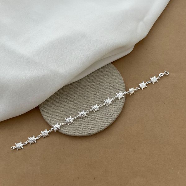 PULSEIRA VARIOS PINGENTES DE TARTARUGA PRATA CLARA 1 FACE