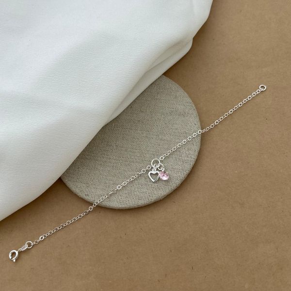 PULSEIRA ELOS OVAIS COM 1 ZIRCÔNIA REDONDA ROSA E 1 CORAÇÃO VAZADO PENDURADO