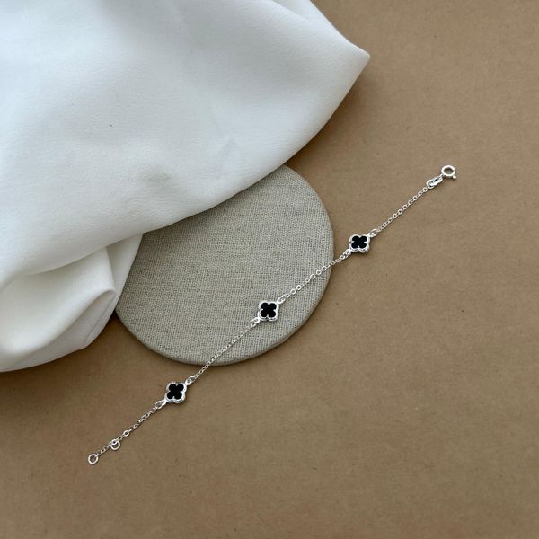 PULSEIRA COM 3 TREVOS DE ZIRCÔNIA ÔNIX COM BORDA ELOS ARREDONDADOS