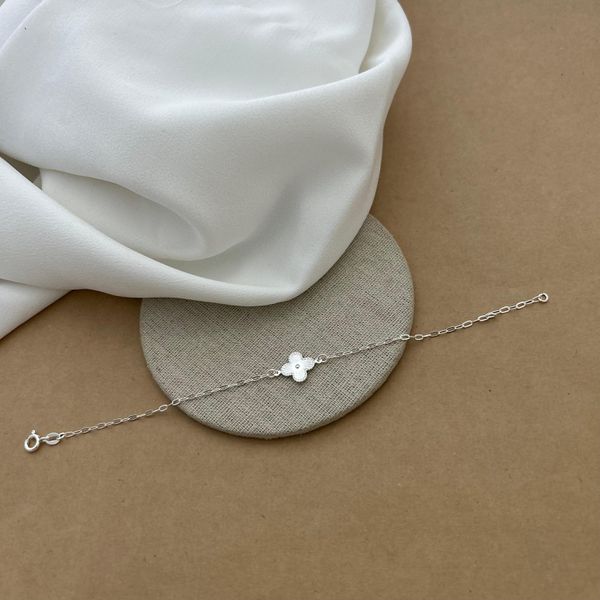 PULSEIRA COM TREVO TRABALHADO ELOS ALONGADOS