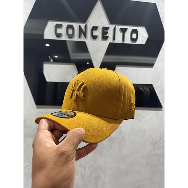 Boné New Era Mostarda
