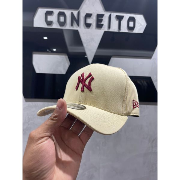 Boné New Era Bege/Vermelho