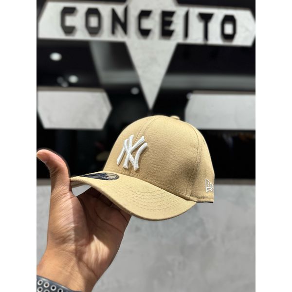 Boné New Era Bege/Branco