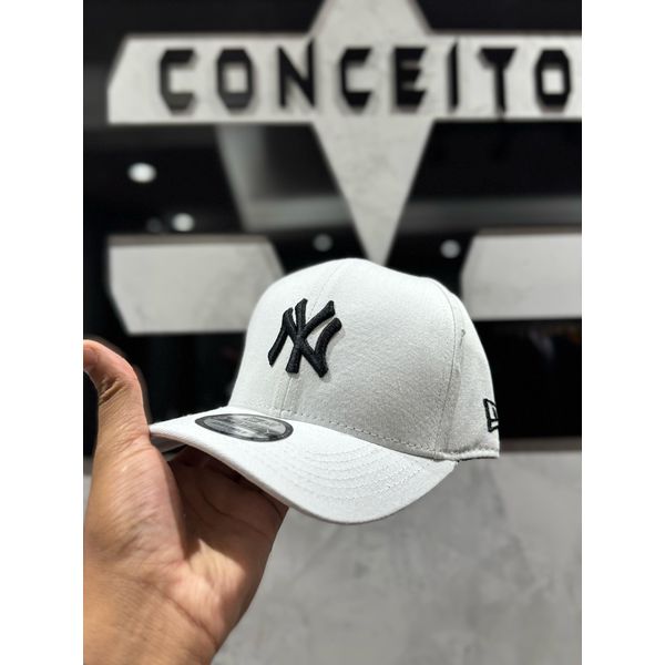 Boné New Era Branco/Preto